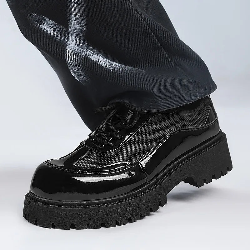 VOIDWEAR men’s ritual-inspired PU leather shoes – minimalist techwear style for U.S. and EU streetwear markets. Black glossy platform shoes worn with black pants on a light gray background