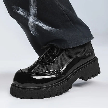 VOIDWEAR men’s ritual-inspired PU leather shoes – minimalist techwear style for U.S. and EU streetwear markets. Black glossy platform shoes worn with black pants on a light gray background